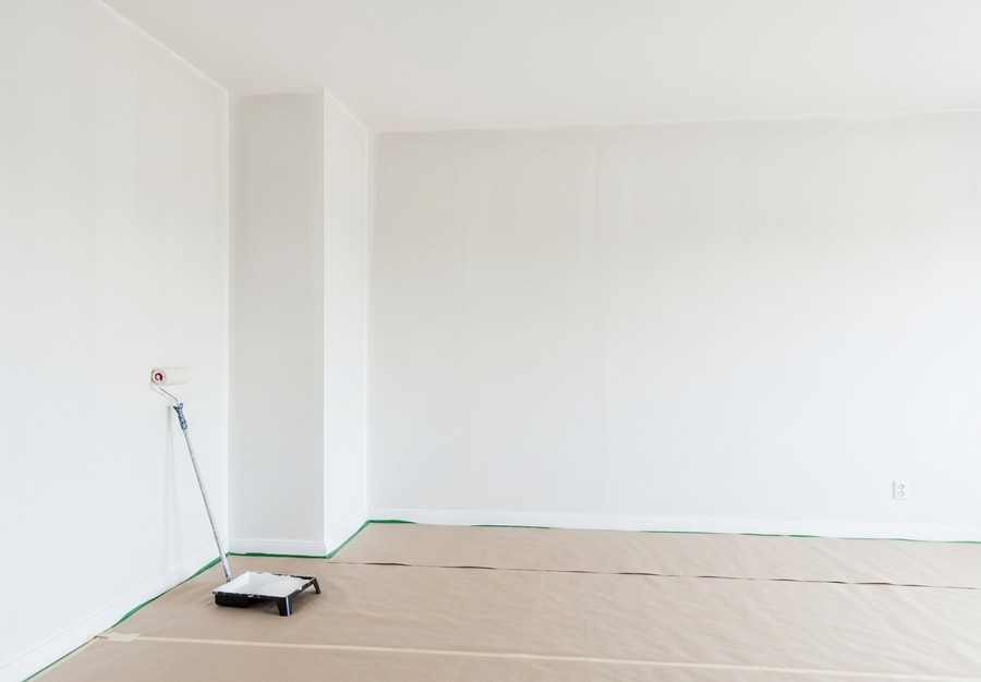 Идеально ровная стена, покрытая финальным слоем грунта перед нанесением декоративной штукатурки.